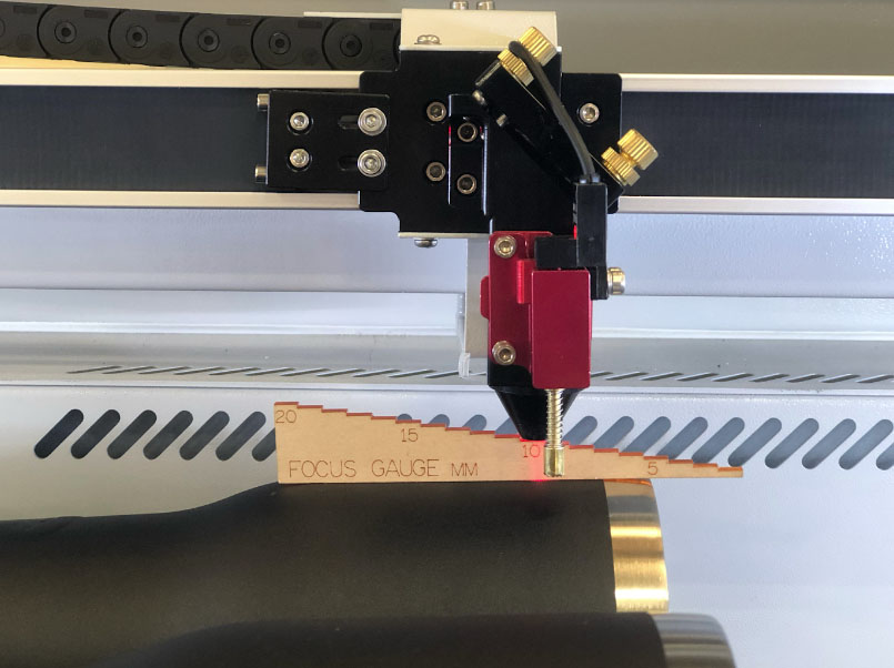 Focus gauge between laser head and tumbler