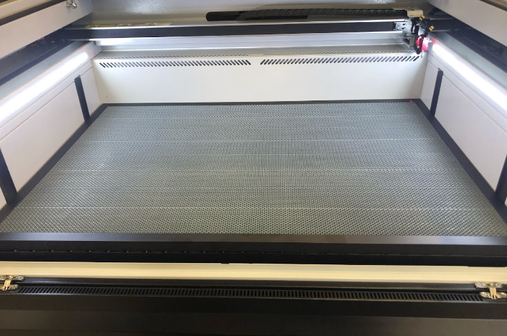 Honeycomb tray on the bed of the machine